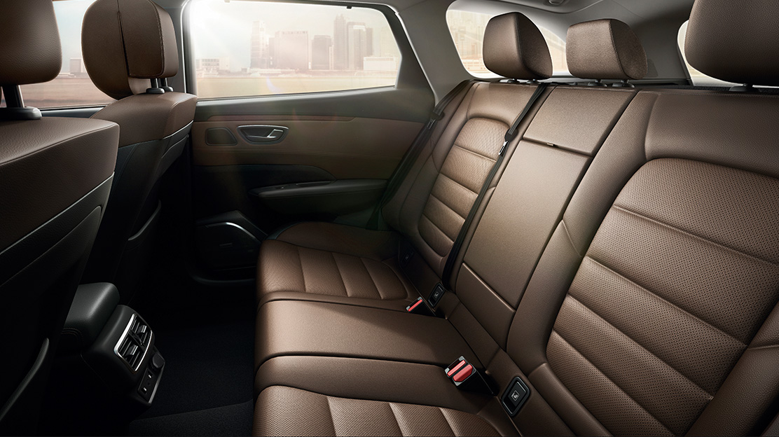 Bancos traseiros rebatíveis 60/40 com apoio de braços e suporte para esquis