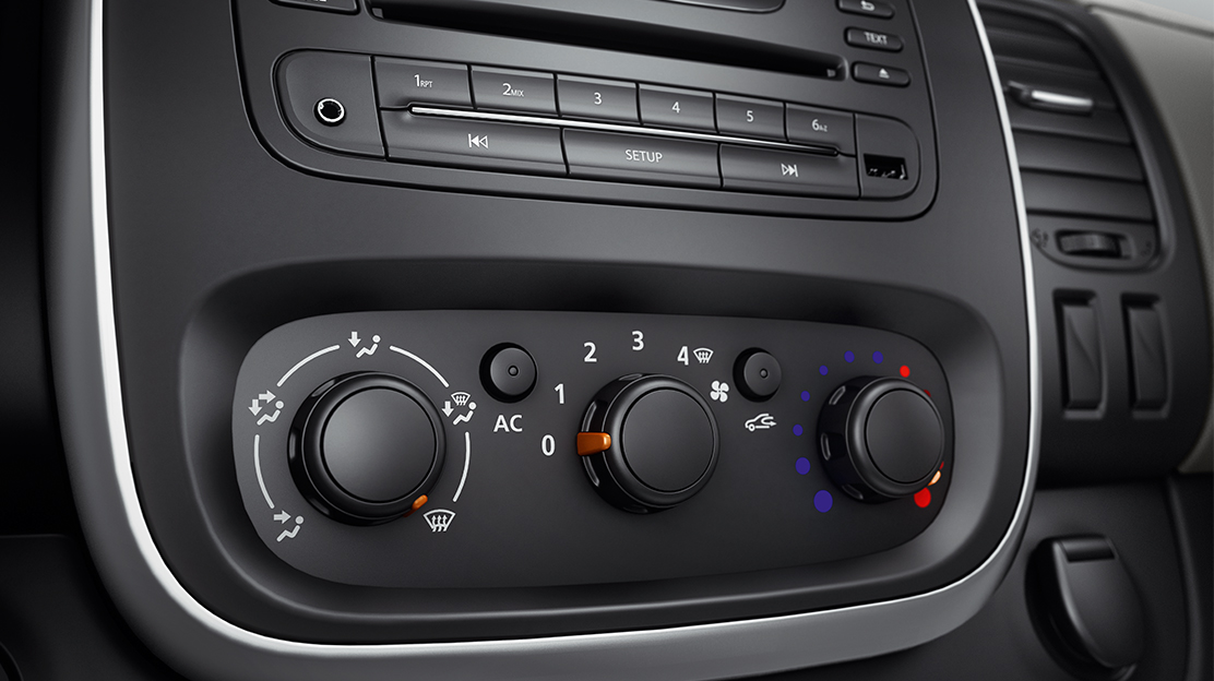 Ar condicionado manual dianteiro e traseiro c/aquecimento suplementar