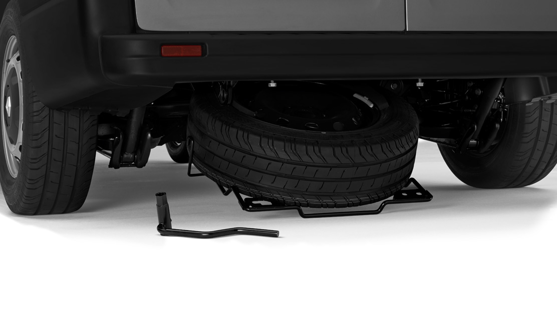 Pneu sobressalente com jante de aço tamanho normal (não disponível nas versões 95cv)