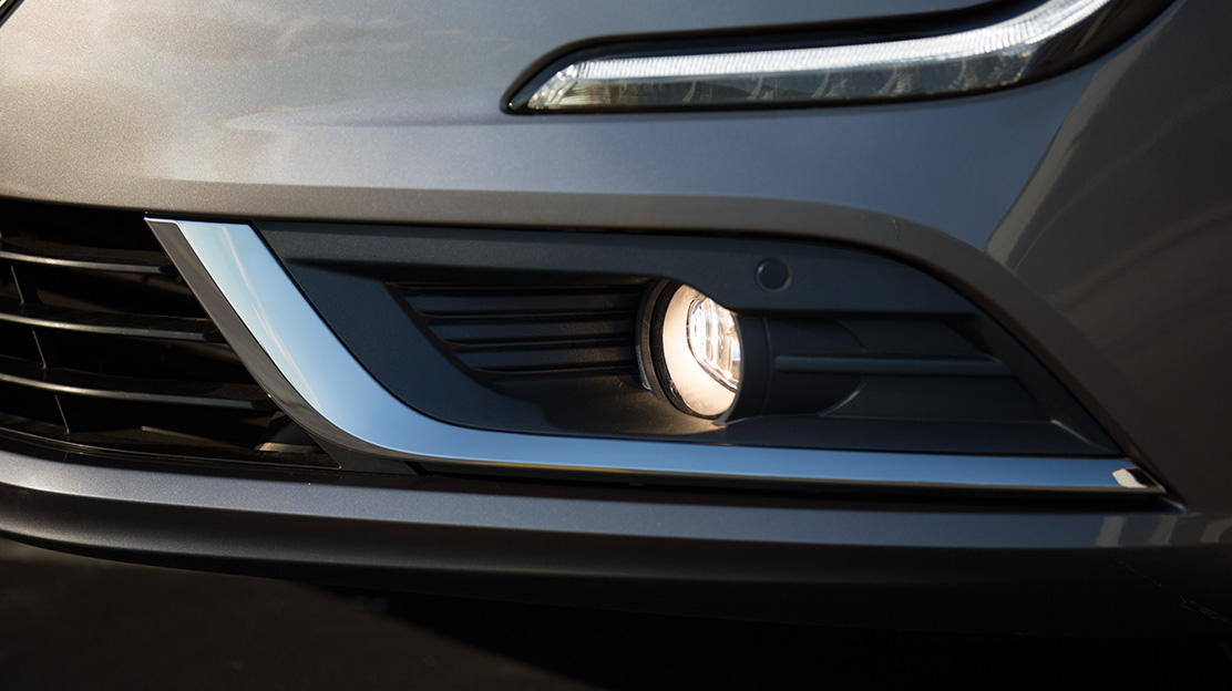 Faróis de nevoeiro com assistência à iluminação em curva