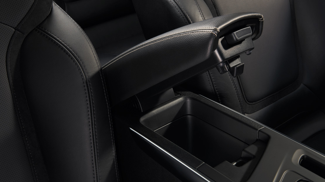 Consola central com arrumação e apoio de braço