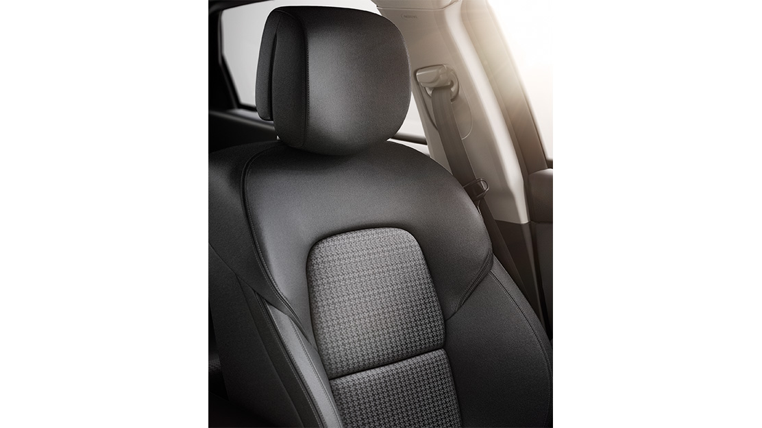 Apoios de cabeça traseiros reguláveis em altura